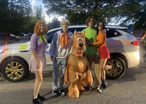 Pictured left to right: Lexie Davila, Ashton Abood, Carrick Winkleman (Scooby), Gray Winfree, Sarah Glitzer