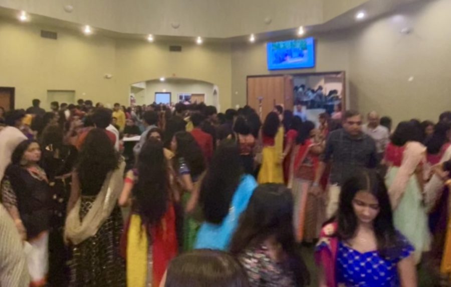 People at the Raleigh Convention Center waiting to get into the Garba hall.