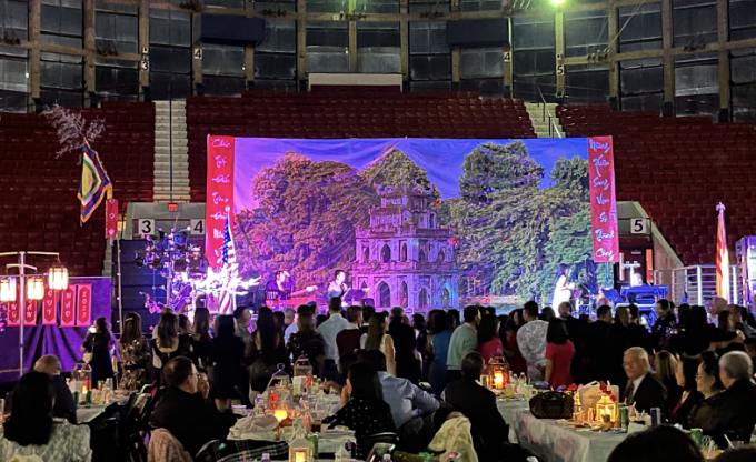 During the evening, there is an exclusive night show with famous Vietnamese singers. There, guests are given an open floor for dancing to the music.