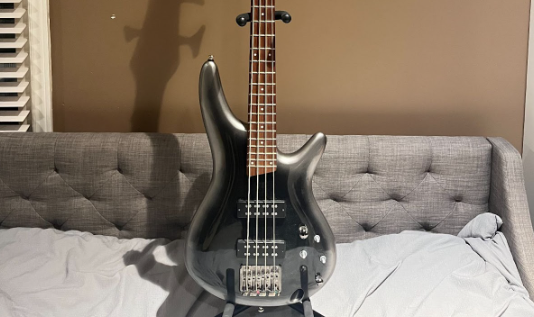 An Ibanez bass guitar, similar to other Ibanez models that Sam Rivers played in Limp Bizkit’s early days.