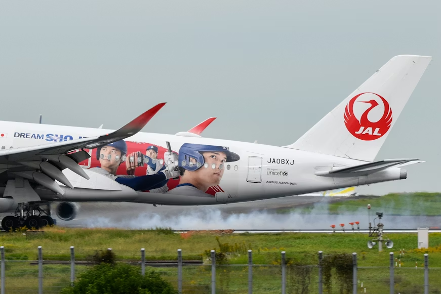 A Japan Airlines flight with pictures of Shohei Ohtani on the side of it. Photo used with permission from David Syphers on Unsplash.
