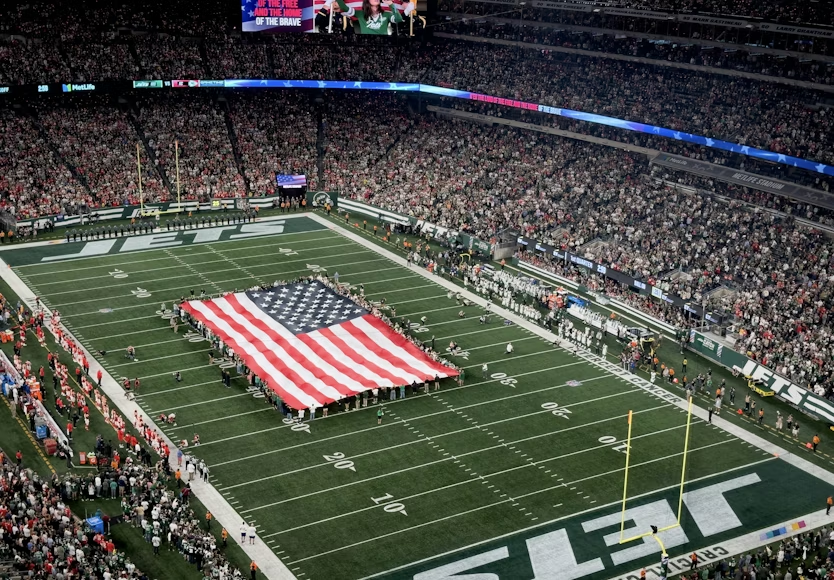 Metlife stadium, home of the New York Jets and Giants, lights up, a sight soon to be witnessed once the 2026 NFL season kicks off, but how might a successful free agency period affect the atmosphere? Photo taken by Myron Mott, free to use under the Unsplash License.