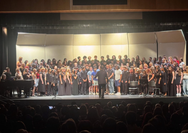 Photo of Green Hope Chorus and Green Hope Chorus Alumni’s singing ‘Omnia Sol’ by Z. Randall Stroope. Photo taken by Allen Botwick.
