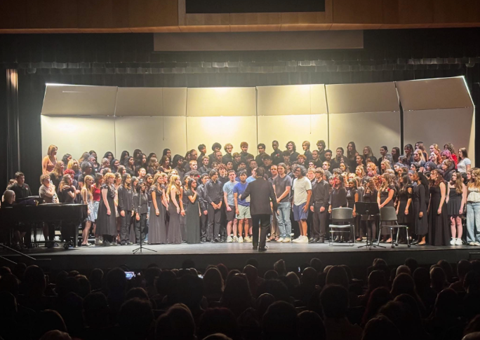 Photo of Green Hope Chorus and Green Hope Chorus Alumni’s singing ‘Omnia Sol’ by Z. Randall Stroope. Photo taken by Allen Botwick.
